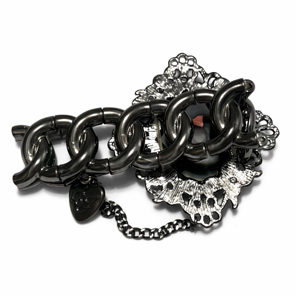 Betsey Johnson Gothic Skull Cameo Stretch Bracelet ✨ - Picture 2 of 2